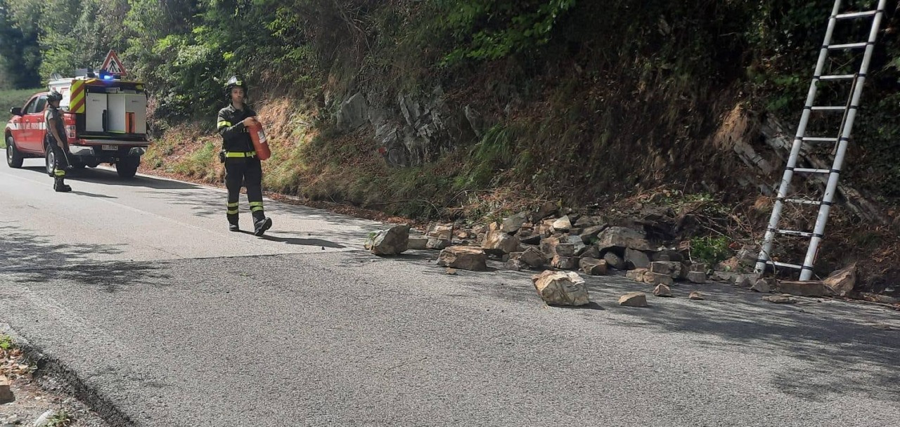 Frana sulla SP44, sul posto Vigili del Fuoco e Protezione Civile