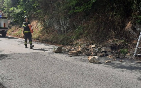 Frana sulla SP44, sul posto Vigili del Fuoco e Protezione Civile