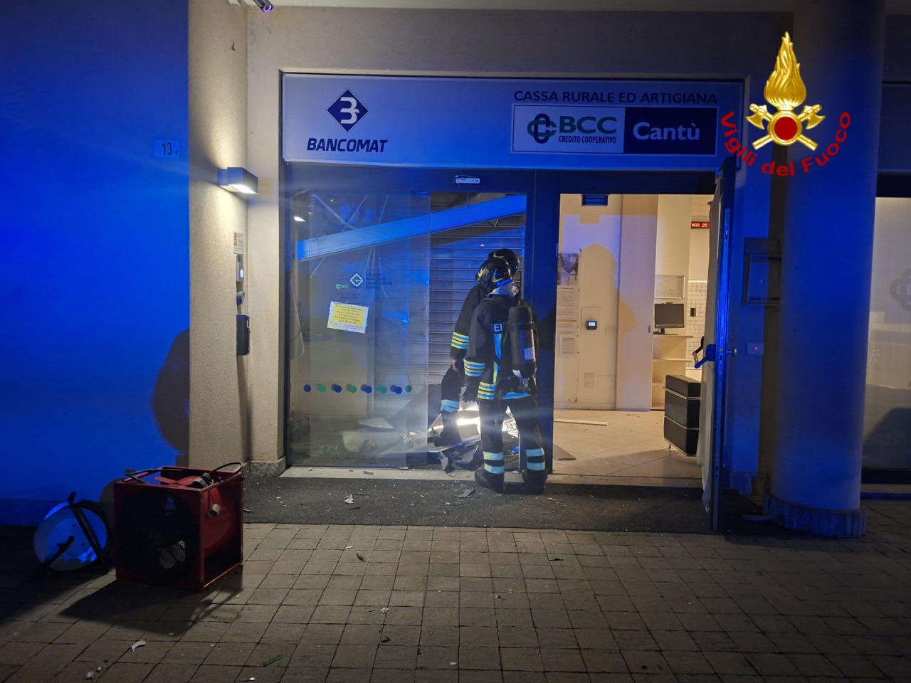 Fanno esplodere il bancomat per rubare i contanti