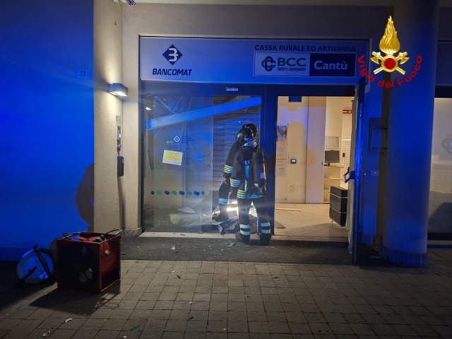 Fanno esplodere il bancomat per rubare i contanti