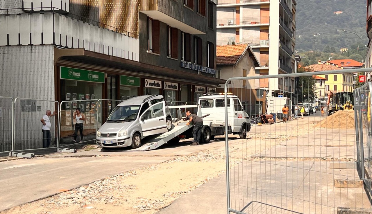 Non rispetta il cantiere: finisce con l’auto negli scavi