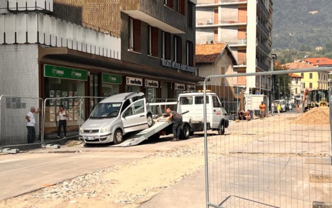 Non rispetta il cantiere: finisce con l’auto negli scavi