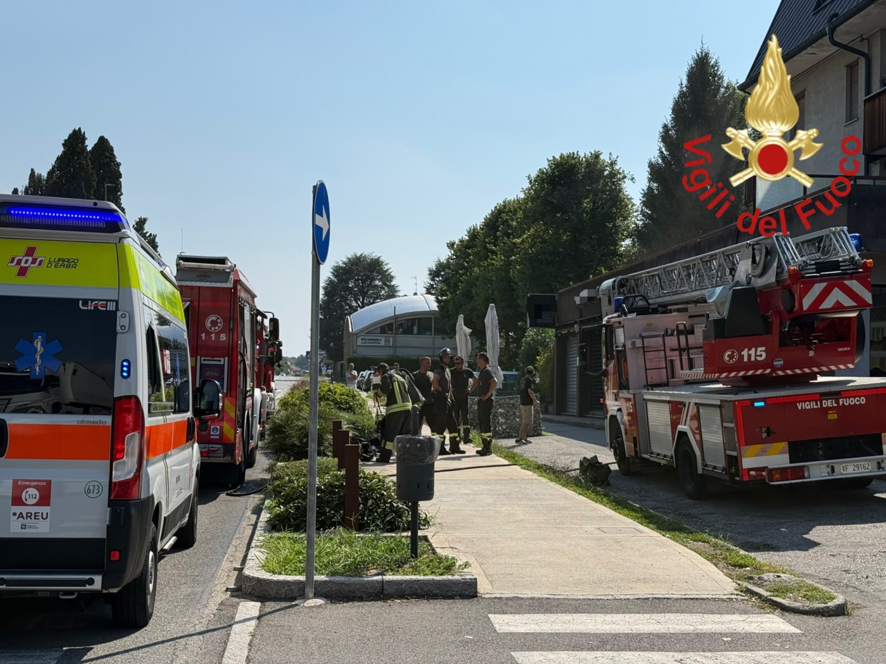 Vanno a fuoco suppellettili nel bagno