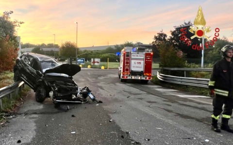 L’auto con a bordo due giovani si ribalta