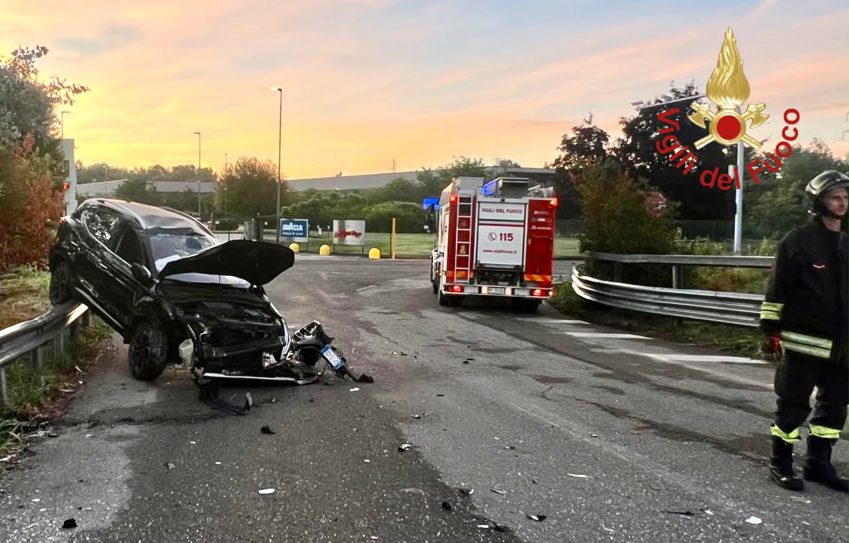 L’auto con a bordo due giovani si ribalta