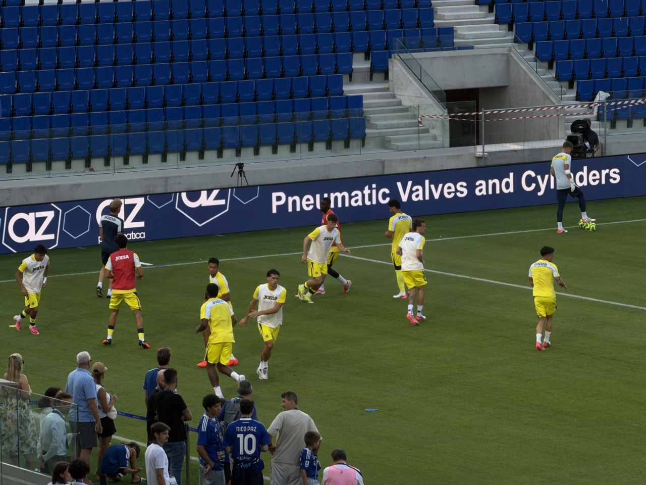 Como Cup 2026, il riscaldamento del Villareal prima della finale contro il Lens