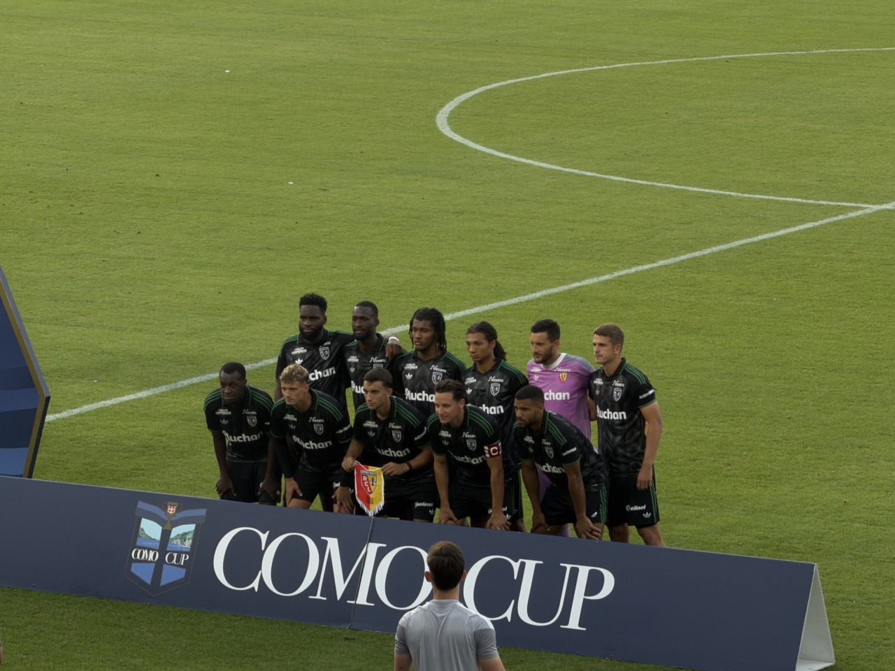 Como Cup 2026, foto di squadra per il Lens prima della finale contro il Villareal