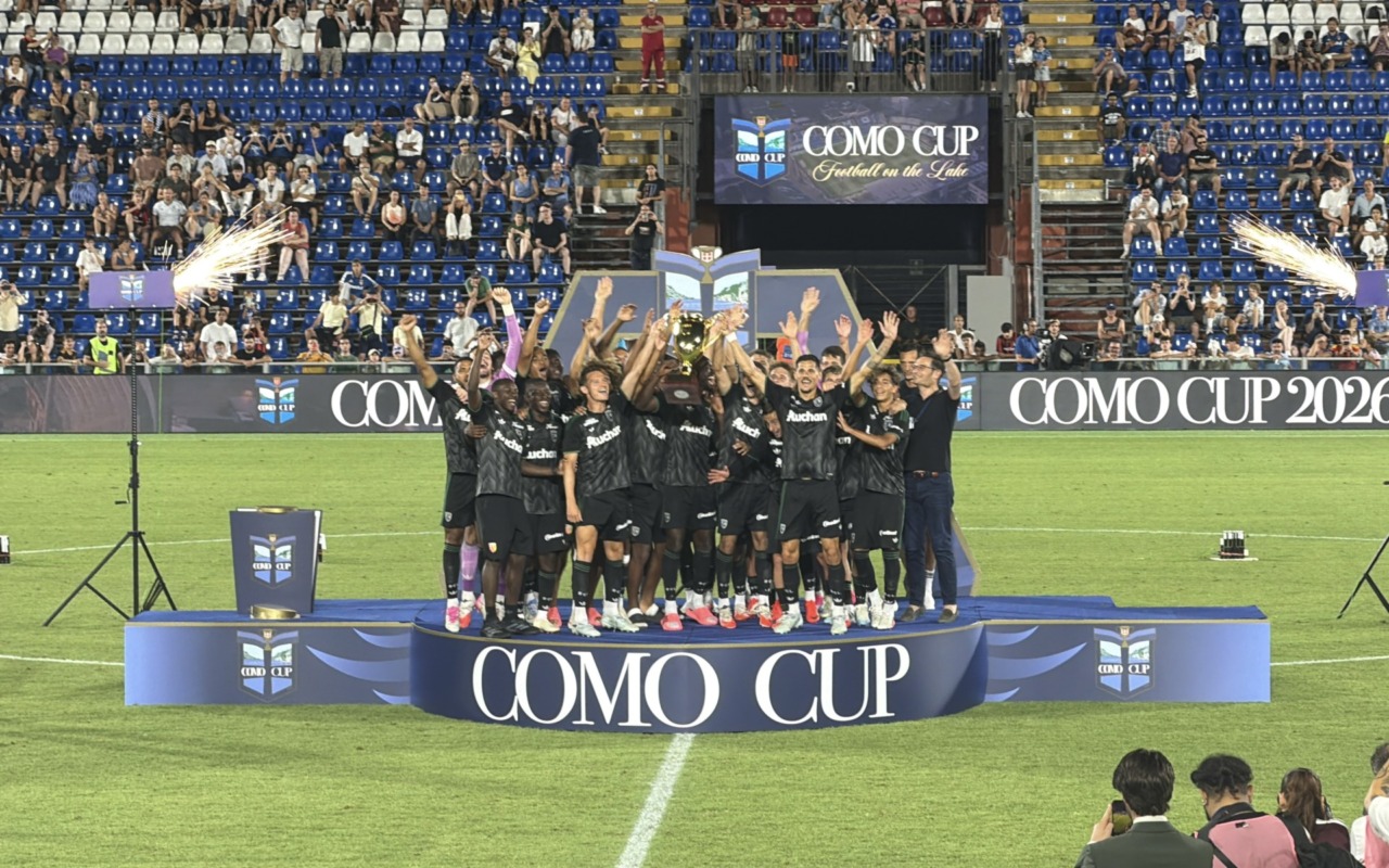 Como Cup 2026, il Lens alza la coppa al cielo al centro del "Sinigaglia"