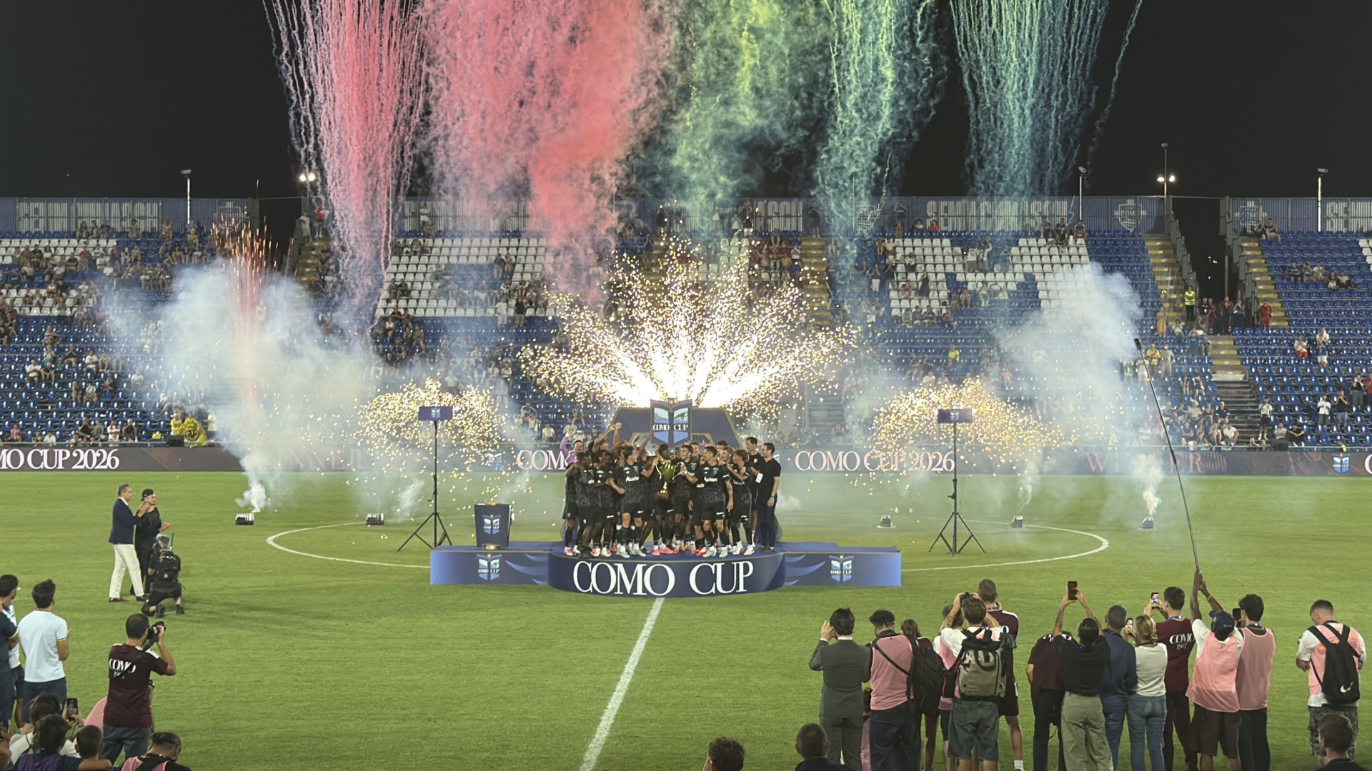 Squadre di calcio in campo durante la finale della Como Cup 2026