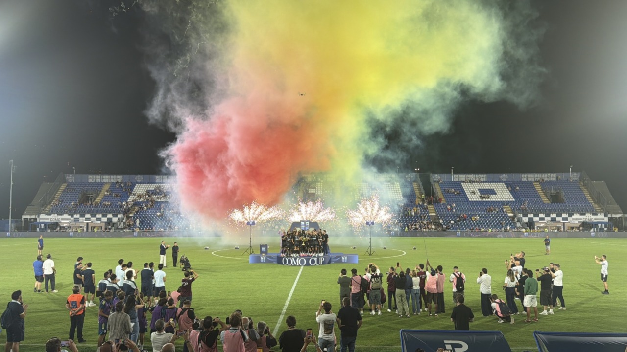 Como Cup 2026, il Lens alza la coppa al cielo al centro del "Sinigaglia"