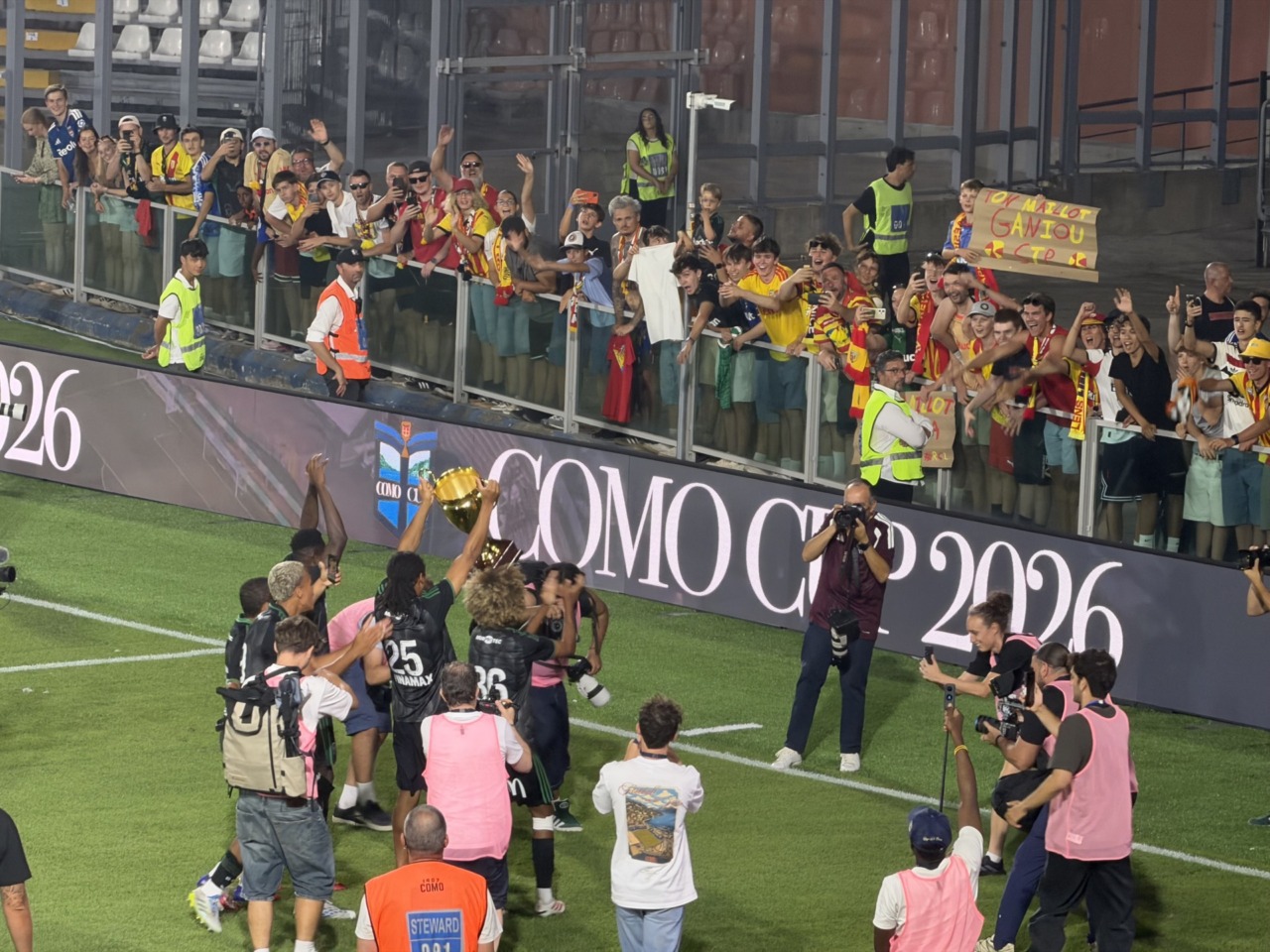 Como Cup 2026, i giocatori del Lens celebrano la vittoria della coppa assieme ai tifosi