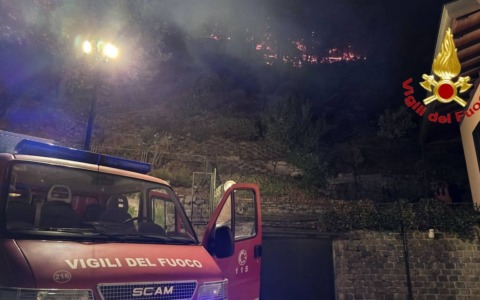Monte Goi, all’alba riprese le operazioni per domare l’incendio