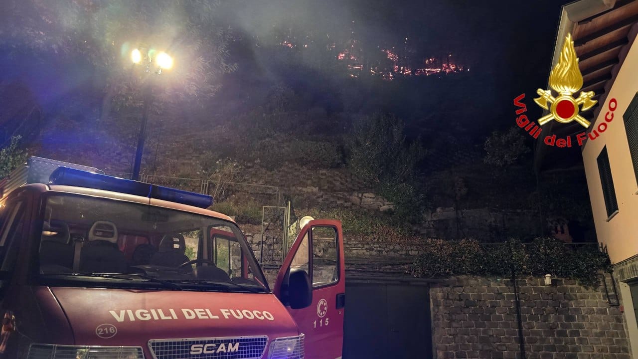Monte Goi, all’alba riprese le operazioni per domare l’incendio