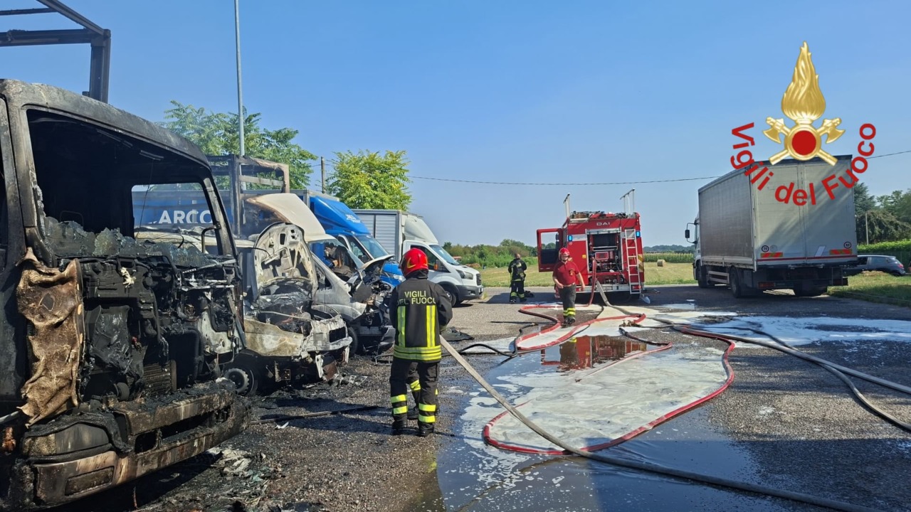 A fuoco cinque camion fuori dalla sede della Bartolini