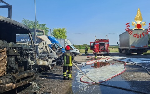 A fuoco cinque camion fuori dalla sede della Bartolini