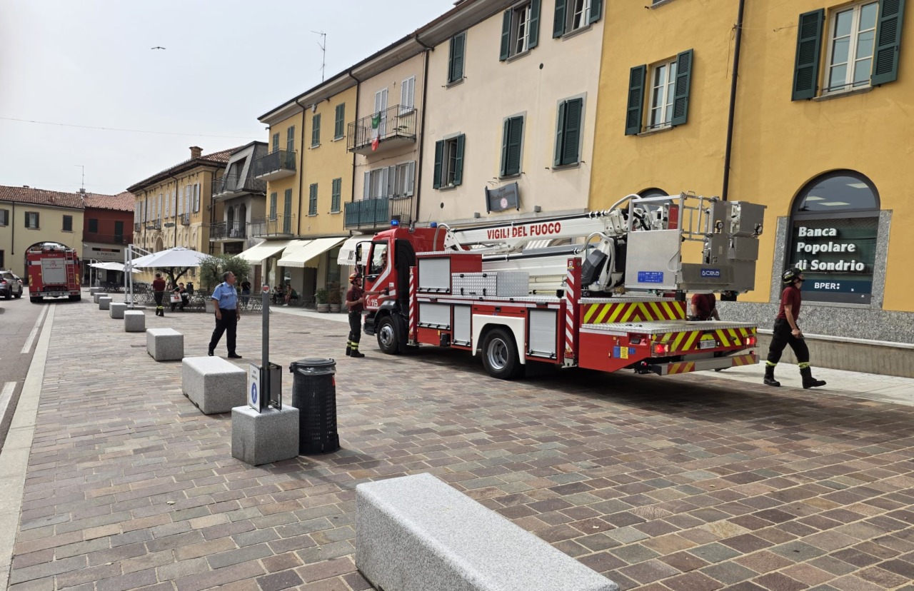 Tegola pericolante, intervengono Polizia locale e Vigili del fuoco