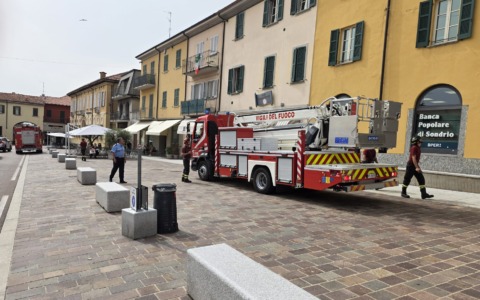 Tegola pericolante, intervengono Polizia locale e Vigili del fuoco