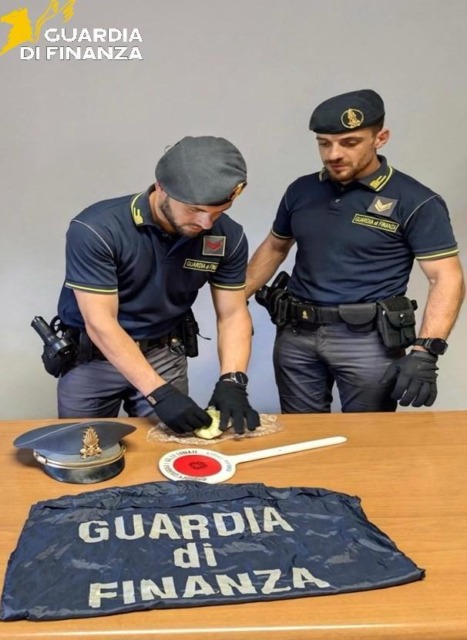 Tenta di varcare il confine con la cocaina, fermata ed espulsa dall’Italia