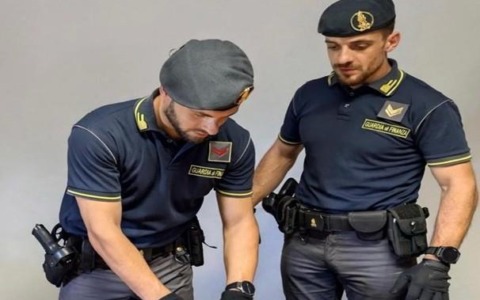 Tenta di varcare il confine con la cocaina, fermata ed espulsa dall’Italia