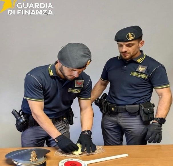 Tenta di varcare il confine con la cocaina, fermata ed espulsa dall’Italia