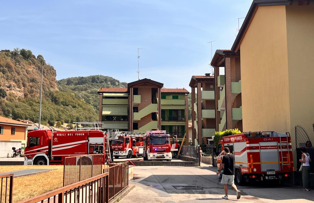 Brucia sterpaglie e le fiamme intaccano le case: evacuate ventisei famiglie e tre palazzine