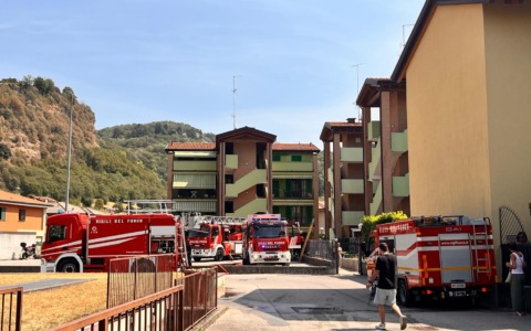 Brucia sterpaglie e le fiamme intaccano le case: evacuate ventisei famiglie e tre palazzine