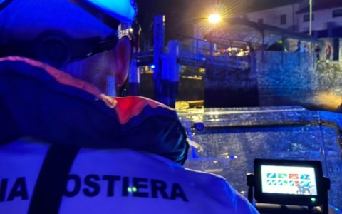 Ventiduenne si tuffa dal pontile e si inabissa