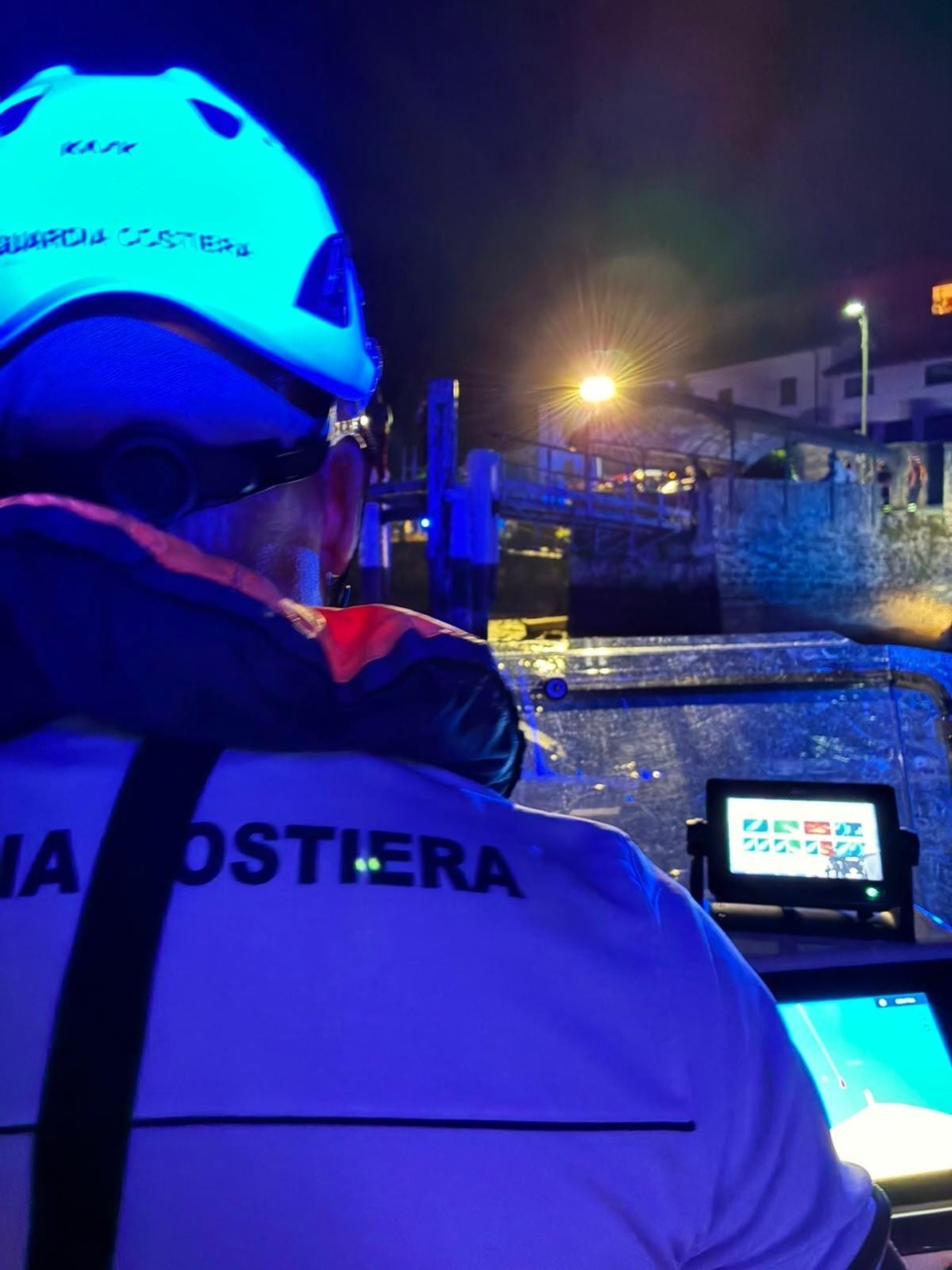 Ventiduenne si tuffa dal pontile e si inabissa
