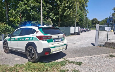 Ubriaco danneggia un’auto, minaccia e offende la Polizia locale