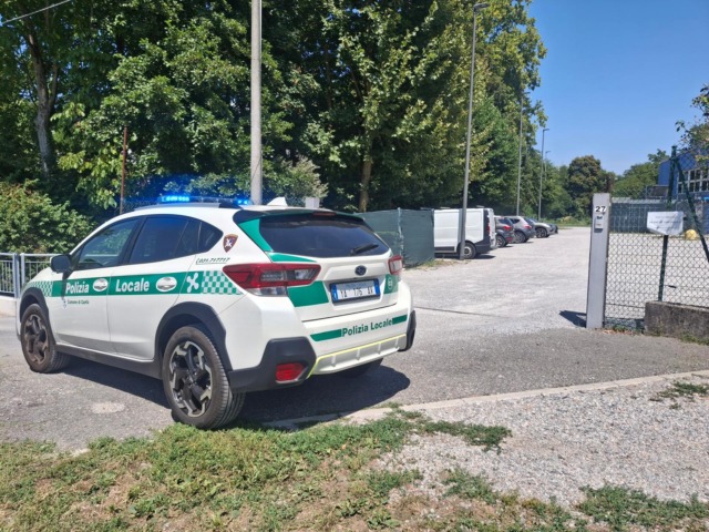 Ubriaco danneggia un’auto, minaccia e offende la Polizia locale
