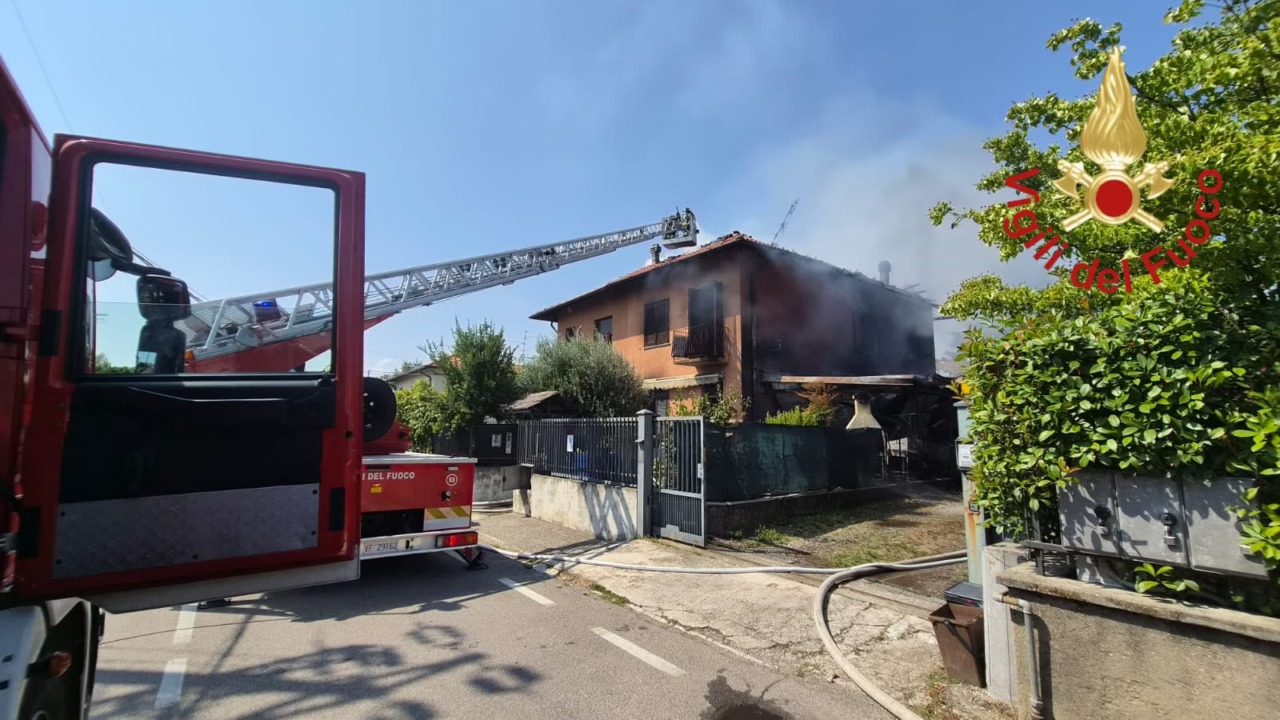 Incendio in una villetta, due famiglie evacuate