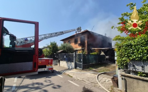 Incendio in una villetta, due famiglie evacuate