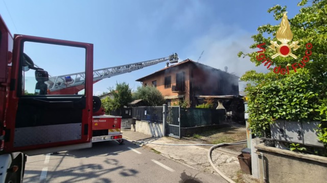 Incendio in una villetta, due famiglie evacuate
