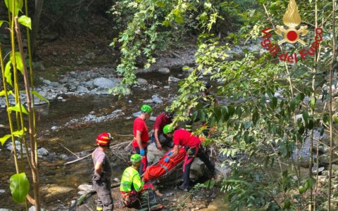 Scivola durante una escursione, recuperato dai pompieri