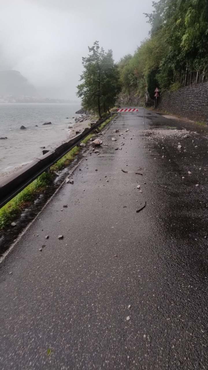 Caduta massi, strada temporaneamente chiusa