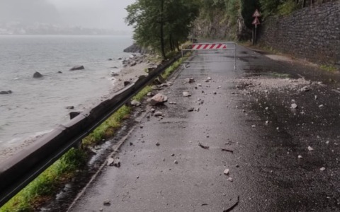 Caduta massi, strada temporaneamente chiusa