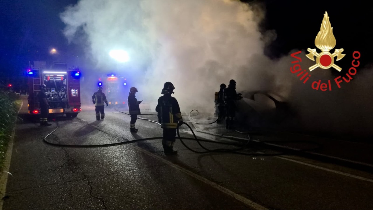 L’auto prende fuoco durante la corsa