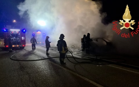 L’auto prende fuoco durante la corsa
