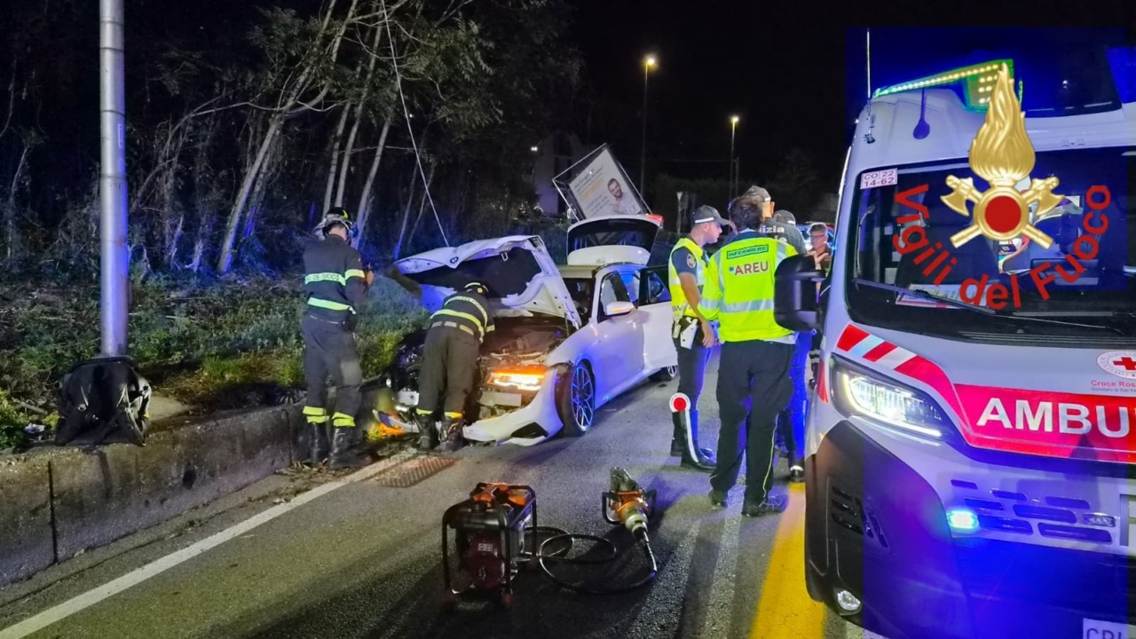 L’auto finisce contro un palo della luce
