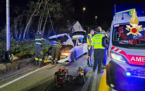 L’auto finisce contro un palo della luce