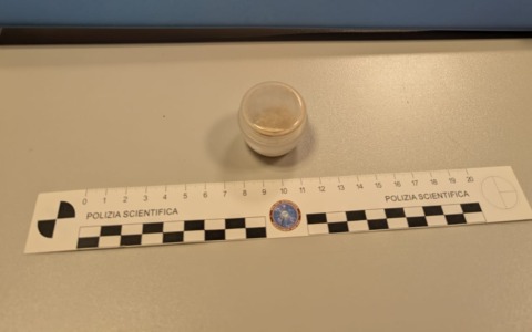 Evade dai domiciliare per consumare droga, 29enne denunciato