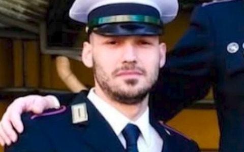 Comandante di Polizia locale trascinato da un’auto durante un controllo: è caccia al conducente