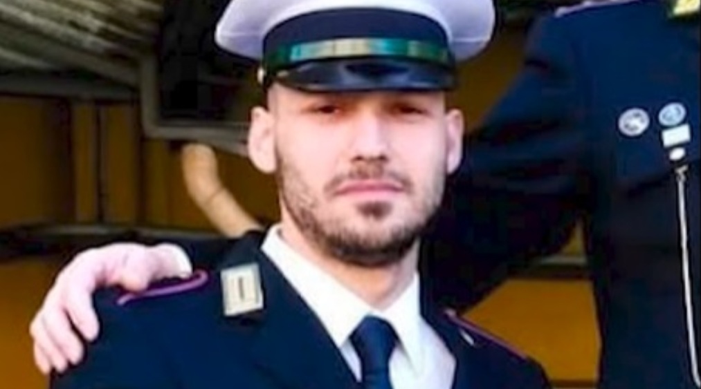 Comandante di Polizia locale trascinato da un’auto durante un controllo: è caccia al conducente