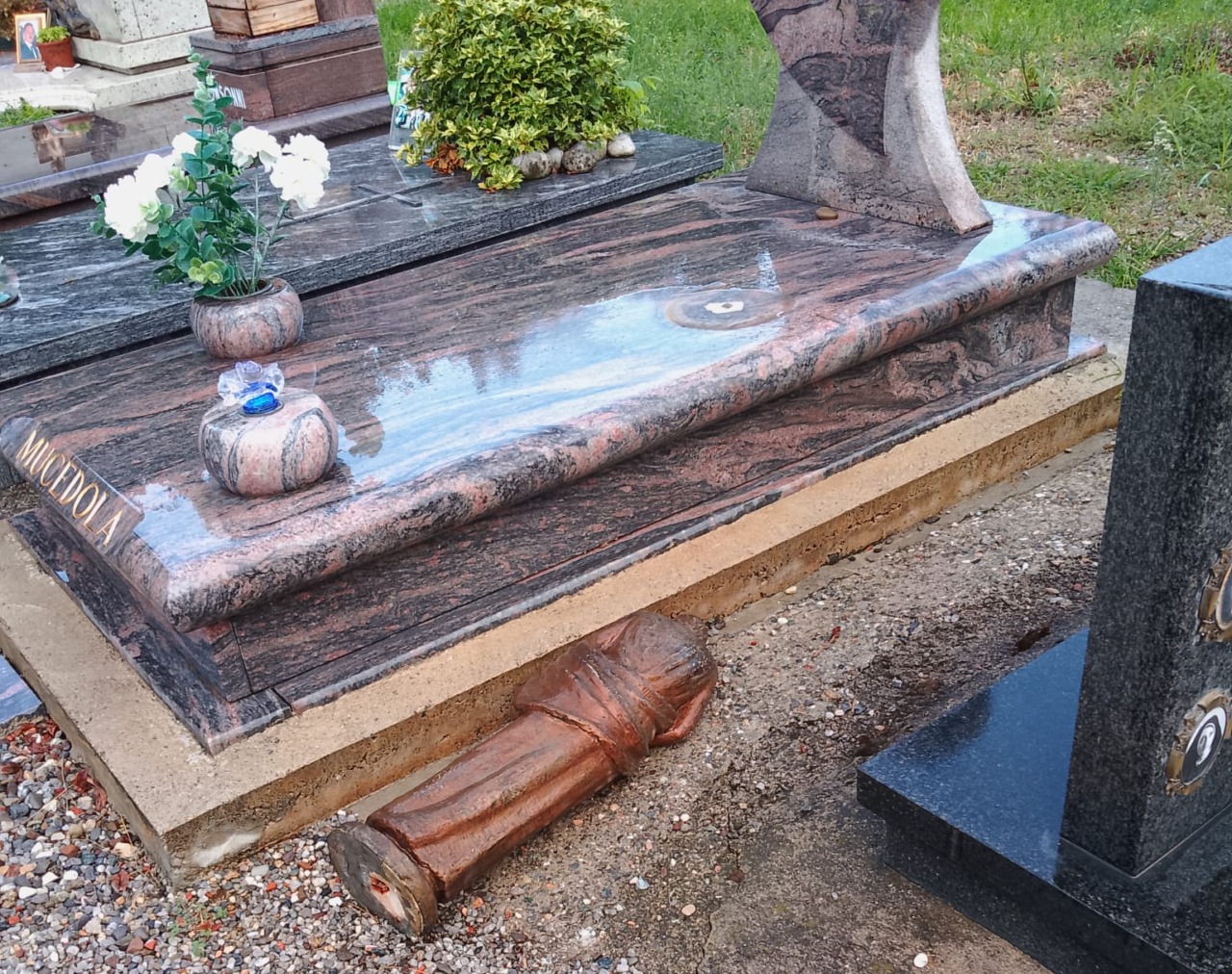 Furti e atti vandalici al cimitero: sindaco e cittadini esasperati