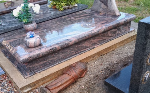 Furti e atti vandalici al cimitero: sindaco e cittadini esasperati
