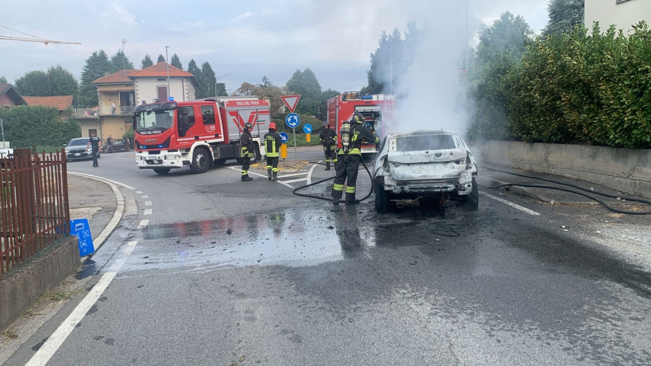 Auto prende fuoco, salvo il conducente