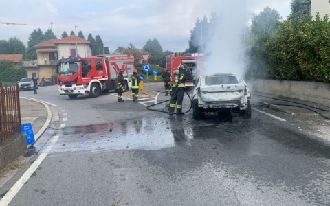 Auto prende fuoco, salvo il conducente