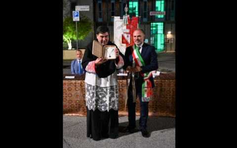Consegnata la benemerenza civica a don Carlo Leo