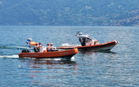 Si tuffa per soccorrere due ragazzi, salva il figlio, l’amico si inabissa