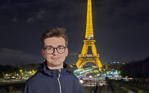Gabriel lavora a Parigi, ma torna  in città per suonare con la banda